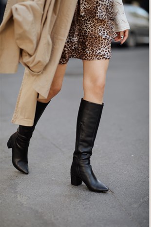 Davina Siyah Mat Sivri Burun Diz Altı Düz 5cm Topuklu Kadın Çizme